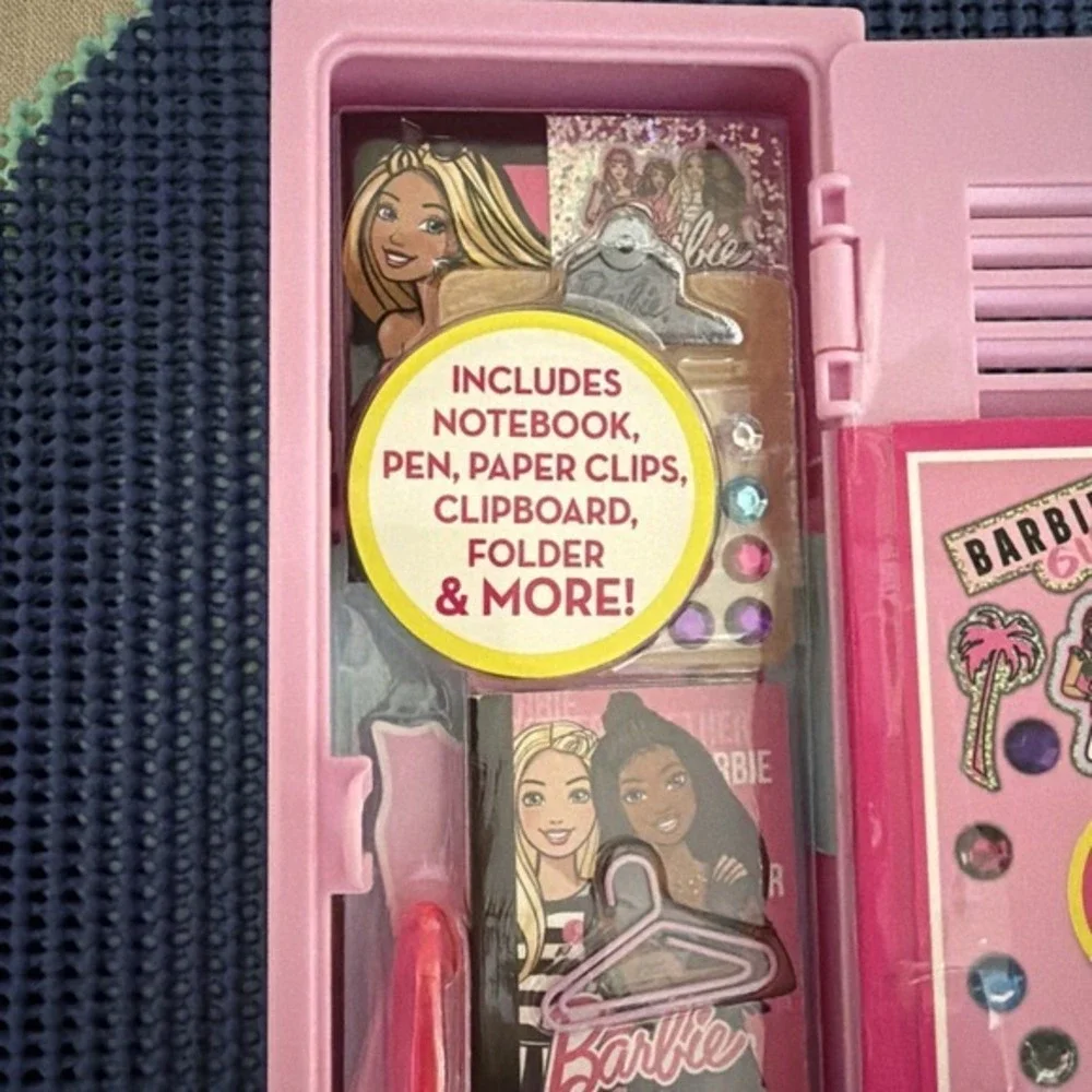 Barbie Design Activity Locker‎ (Item #52906).   715